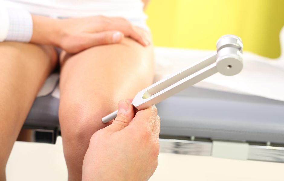 Exame clínico sendo realizado em consultório