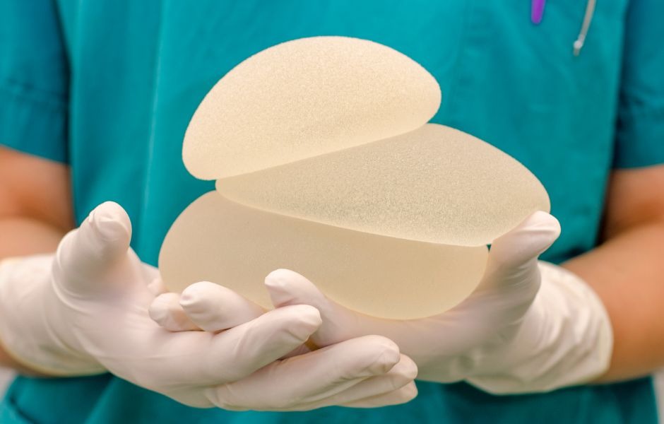 Materiais cirúrgicos manuseados por profissional de saúde