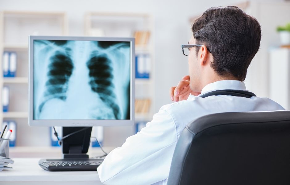 Médico analisando imagem de exame em monitor