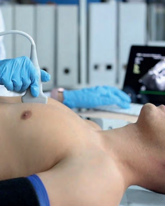 Ecodopplercardiograma sendo realizado com transdutor