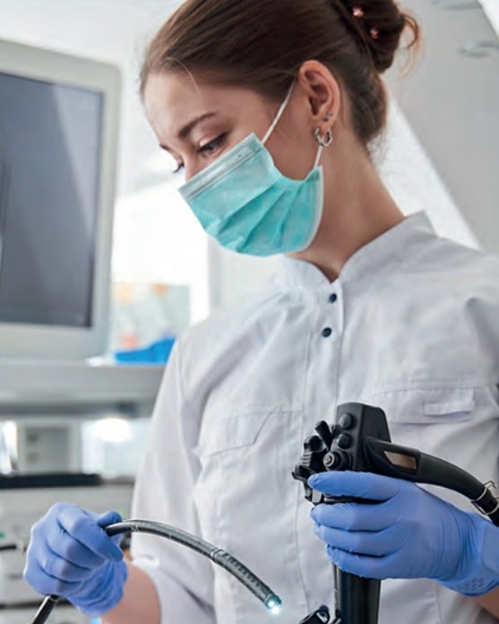 Equipe realizando ecocardiograma transesofágico