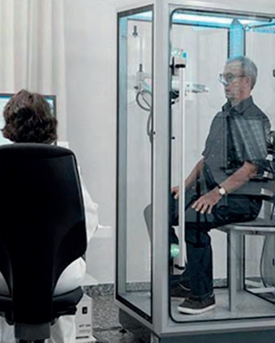 Paciente em cabine de avaliação da função pulmonar