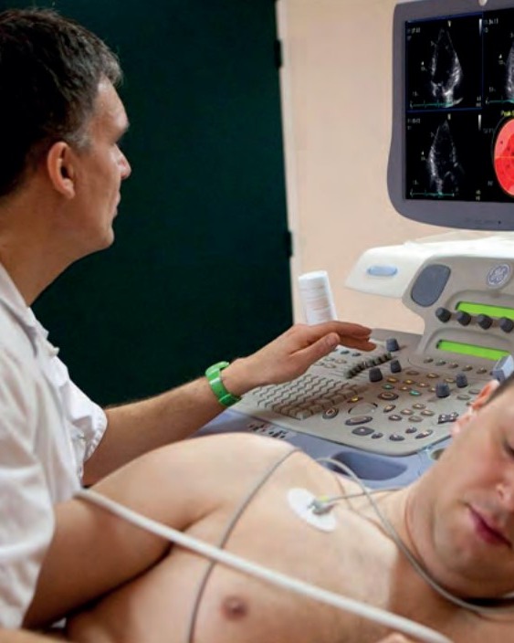 Ecocardiograma bidimensional sendo realizado em equipamento de imagem