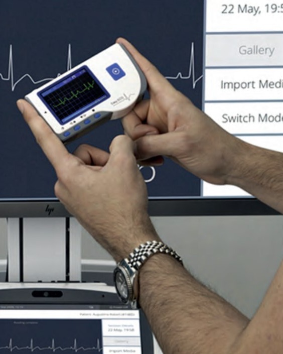 Equipamento portátil de eletrocardiograma sendo operado