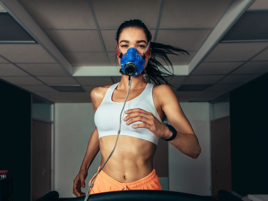 Avaliação cardiopulmonar em esteira com máscara de análise de gases